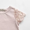 Κοντομάνικο μπλουζάκι με δαντέλα στα μανίκια σε ροζ χρώμα - Julie Dausell
